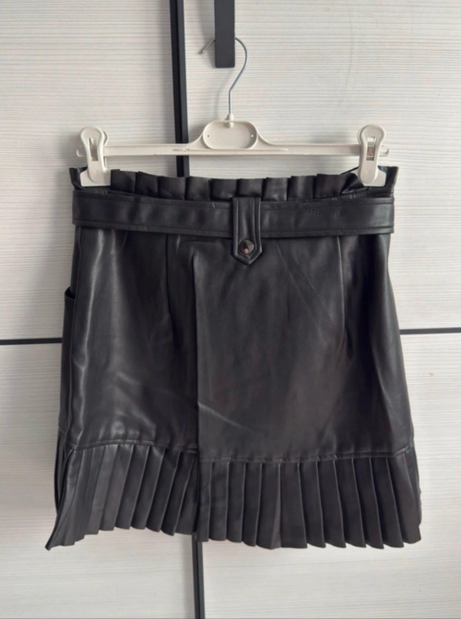 Saia de efeito couro com bainha plissada da Zara (Tamanho M) – photo 4